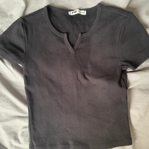 T-shirt  - Bra material och fin. Passar där emot inte mig längre. Den kommer definitivt passa någon annan 100% kontakta mig ifall du är intresserad eller vill ha fler bilder på tröjan 