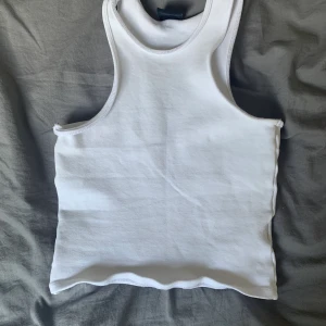 Tröja  - Bra material och fin. Lite osynlig skulle rekommendera en topp eller en bh under spelar ingen roll. Storlek xs själv så tycker jag om den men passar inte jättebra i den. Andvänd 1-3gng. Tvättar innan jag postar paketet. Skriv om du är intresserad ❤️