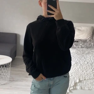 Svart hoodie - Basic svart hoodie från h&m! Superskön och perfekt passform❤️ Köpt från herravdelningen i storlek xs, så den sitter som en s eller lite mindre m på mig ❤️