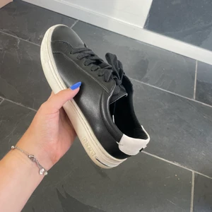 Svarta skor DKNY - Säljer mina skitsnygga skor från DKNY som tyvärr är försmå för mig, använda några gånger skriv för fler bilder! 💞 nypris: 1200kr