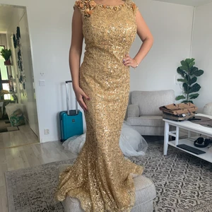 Fest klänning  - Storlek 38/M. I mycket bra skick. Använd endast 1 gång. Passar perfekt till bröllop/ fest/ bal.