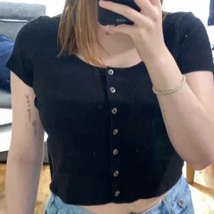 Topp Monki  - Svart topp med knappar från monki, storlek S men sitter mer som en M. Använd men i bra skick 