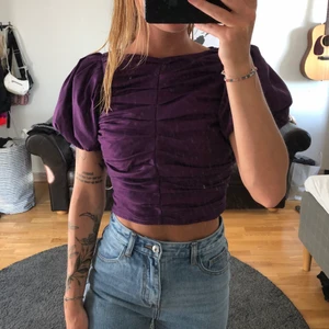 Blus Ginatricot  - Lila blus från ginatricot i stl 34, oanvänd med lapp kvar. Köparen står för frakt, kan också mötas i Kalmar! 