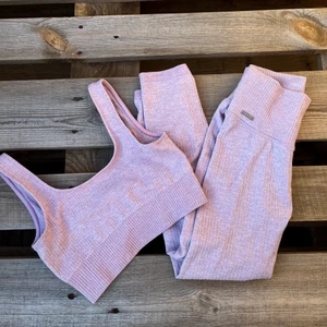 Aimn tränings set - Ett jättefint set från aimn i storlek XS på båda som aldrig blivit använt pga. av att storleken är för liten 💔  Så säljer toppen för 250 kr och byxorna för 350 kr  Vid köp av båda säljer jag för 500 kr och detta prioriteras. Säljaren står för frakt 💜