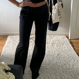 Lågmidjade kostymbyxor  - Lågmidjade kostymbyxor från STOCKH LM i storlek 36. Jättefin kvalite! Nypris: 800kr 