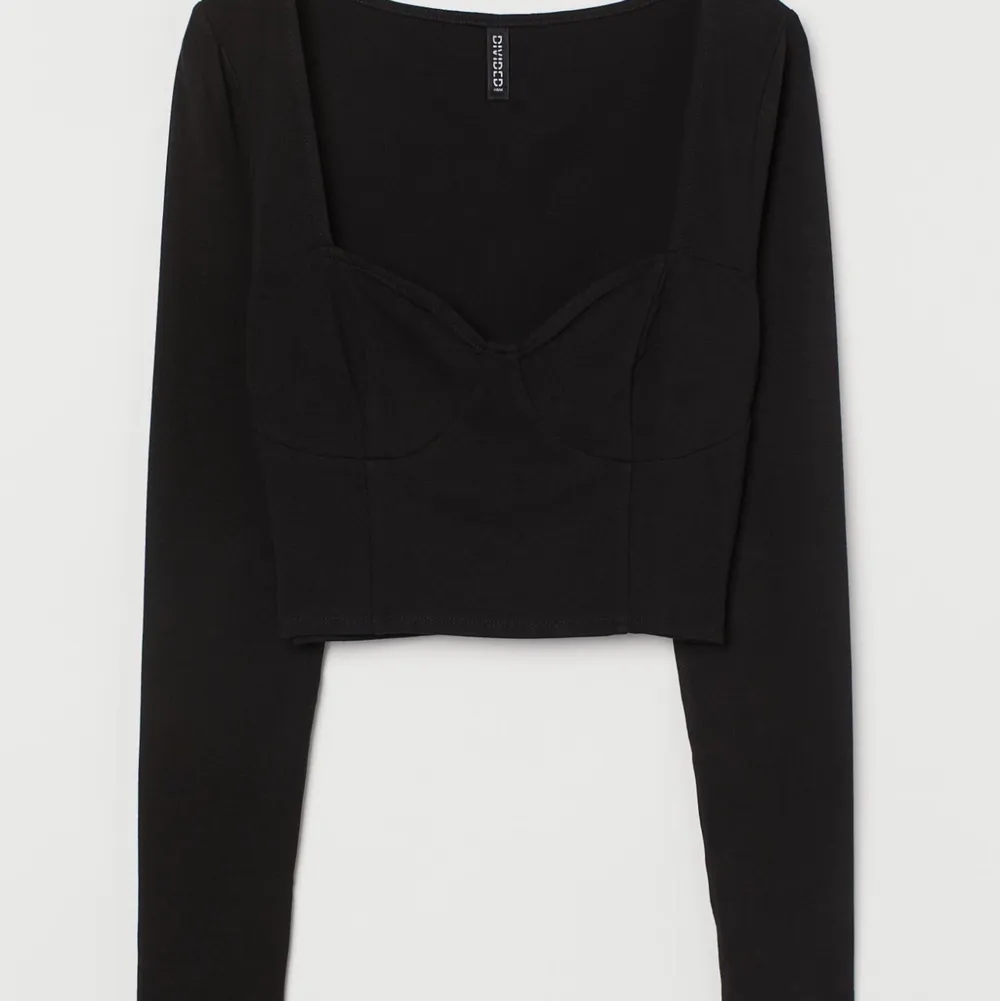 Säljer nu denna långärmade tröjan fårn H&M🌸 Ny pris 149:- . Toppar.