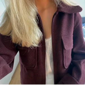 Höstjacka  - Säljer nu min så fina mörkröda jacka från uniqlo. Köptes i butik för 1300kr. Använd fåtal ggr!!!! Den är i stl M, som en vanlig M. Super najs nu till höst!