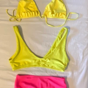 UTFÖRSÄLJNING bikinitoppar - Högst upp - 40kr Mitten - 50kr Nere - 40kr Jätte fina oanvända för små👙💓