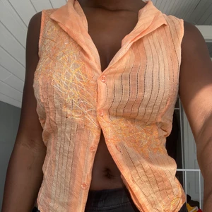 Sommarblus  - Så fin blus i orange med coola detaljer | Fint skick | Säljer då jag tyvärr inte använder tillräckligt | Köpare står för frakt ❣️