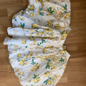 Kjol med citronmönster - Kjol med citronmönster Har två lager Storlek 38  Frakt tillkommer