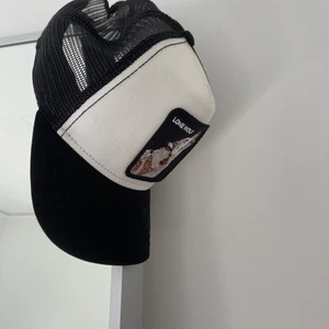 Keps - Säljer min oanvända keps från hatstore. Nypris 399kr