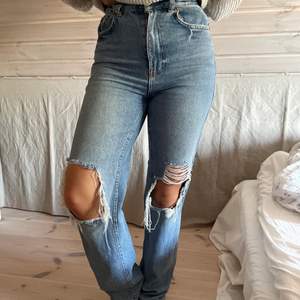 jeans med hål på knäna från na-kd. skulle säga att de passar bäst på någon som är ca 165cm. highwaist, storlek 32. frakt tillkommer💕