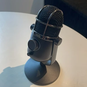 Thronmax - 20 Hz - 20 kHz frekvenssvar - 115 dB maximal ljudtrycksnivå - Levereras med mikrofonstativ - 3,5 mm hörlursport med noll latens - 2 m lång flätad USB-C-kabel - Kompatibel med Windows 10 / 8.1 / 8/7 / Vista / XP, Mac OS X 10.4.11 eller senare