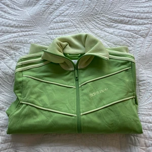 Adidas track jacket grön - Jätte söt adidas track jacket i två olika nyanser av grön 💚 Hör gärna av dig innan du köper🌼