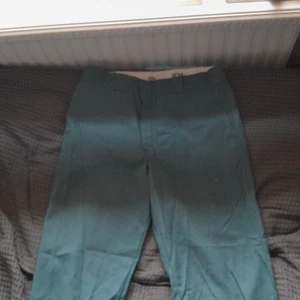Dickies 874s - Dem ser kanske blåa ut på bild men dem är gröna, används inte längre