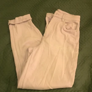 Lila mom jeans  - Lila jeans i (jag tror) mom modellen! På sista bilden kan du se färgen mer klar! Använda inte längre därav säljer jag de men de är i super fint skick och är verkligen supersköna!❤️ 