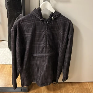 Burberry Golf jacka - Burberry golf jacka i fint skick. Storlek M. Ficka på magen.