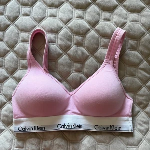 Calvin Klein strl m - Använd ett fåtal gånger, storlek m men sitter som en s. Superfint skick. Har i flera färger därav säljer jag denna ❤️ klicka gärna på köp nu, då blir frakten bara 39kr 