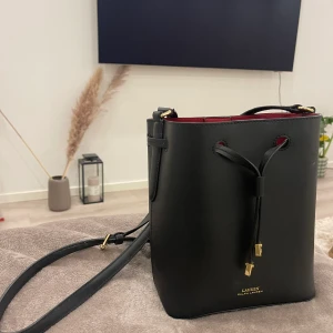Ralph Lauren väska - Väskan köptes för ca 2 är sedan och har används ca 5 gånger. Den är i nyskick. 