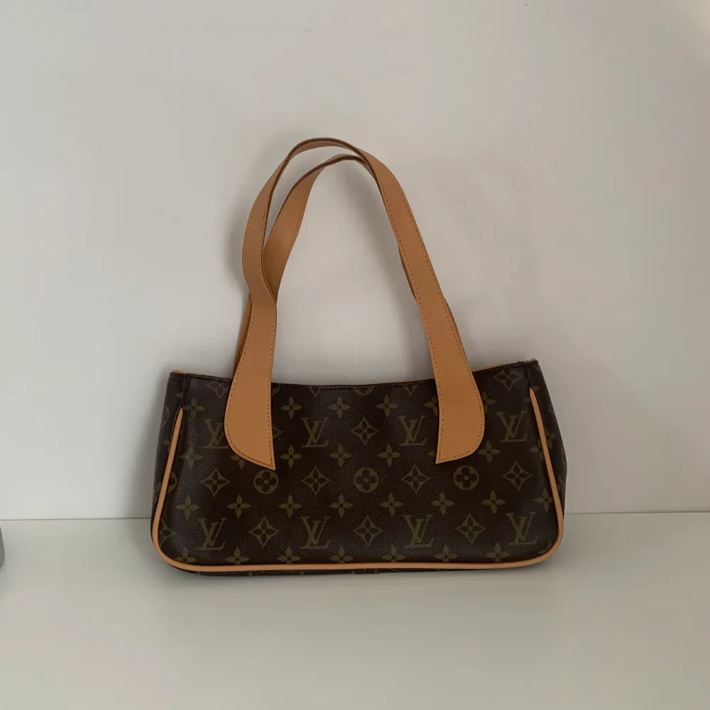 FAKE vintage Louis Vuitton väska!🖤fraktkostnaden kan variera beroende på betalsätt!💕. Väskor.