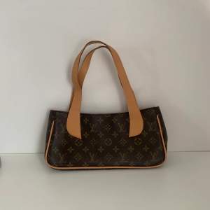 FAKE vintage Louis Vuitton väska!🖤fraktkostnaden kan variera beroende på betalsätt!💕