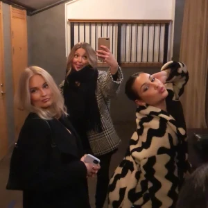 Black & white print jacket  - En väldigt trendig vinterjacka som är använd ett fåtal gånger från monki! Inköpt för 1399kr 