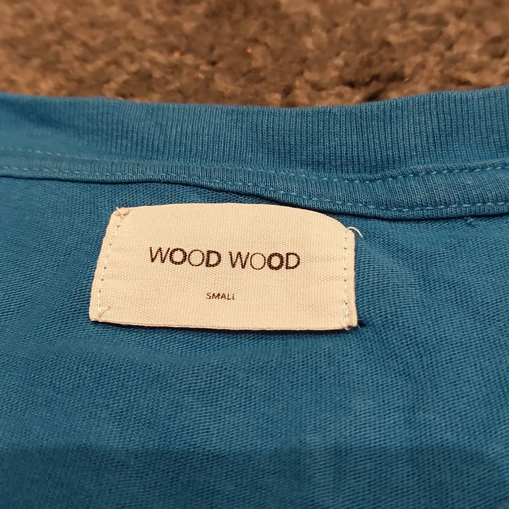 Blå WOOD WOOD tröja i bra skick. Använd ett få tal gånger. Motiv 