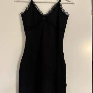 Säljer en svart ribbad klänning med spetsdetaljer. Storlek S, helt ny, endast testad. Passformen är tight och knälång🌸