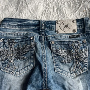 Miss me jeans - Jättefina jeans använda Max 2 gng pga inte hittar tillfällen att använda dem, de är i stel 26 och passar mindre pga att jag är str 24 Bilder på privat! Modellen är straight leg men de är inte skinny i låren men de är inte bootcut