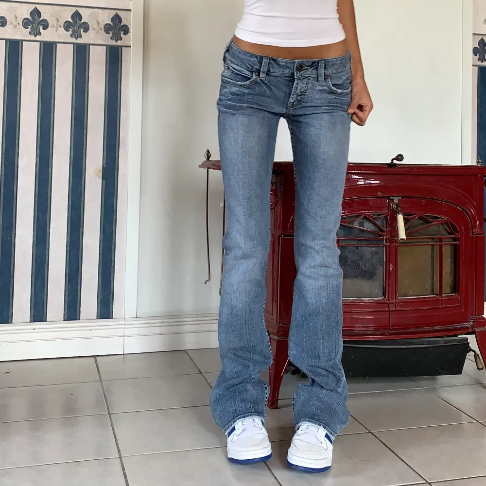 KONTAKTA FÖR DIREKTKÖP ❤️Låga vintage jeans med lite bootcut💞 midja 77cm, innerben 83. Obs har missfärgningar (bild 2) därav utgångspriset❤️. Jeans & Byxor.