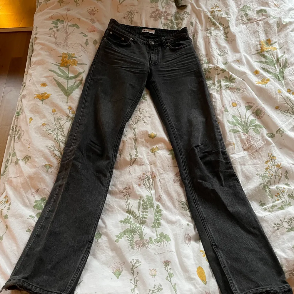Mörkgråa långa jeans från Zara. Ihopsydd slits. S/XS.. Jeans & Byxor.