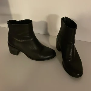 Stövletter Filippa K - Fina klassiska stövletter från Filippa K. Inte använda många gånger då de tyvärr är för små. Dragkedjan knäpper man baktill!