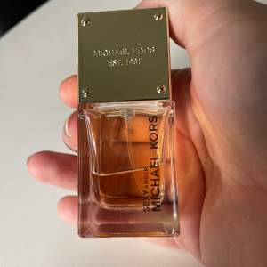 Michael Kors Sexy Amber parfym. 30ml använd ca 6 gånger. Kartong finns tyvärr inte. Kan mötas i Göteborg eller skickas med spårbar frakt. 