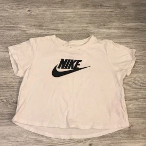 Croppad Nike tröja - En vit croppad Nike tröja i strl 146-156cm, (Xs-S). ⭐️ Använd ett par fåtal gånger, har några små svarta fläckar vid halsen
