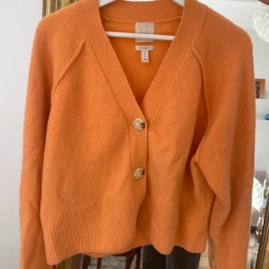 Orange kofta - Säljer min organgea kofta från hm
