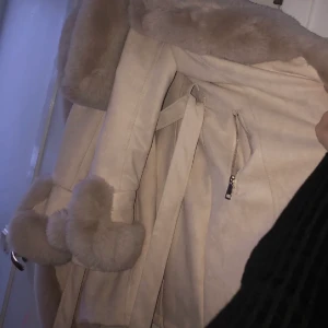 Vit mjuk pälsjacka - Så skön jacka, köpte den från Garoff då jag gillade sånna typer av jackor men kommit tillslut att de inte passar min stil. Skön material och skydd från snön!! (Har haft på mig den 1 gång och köpte den vintern 2021). 