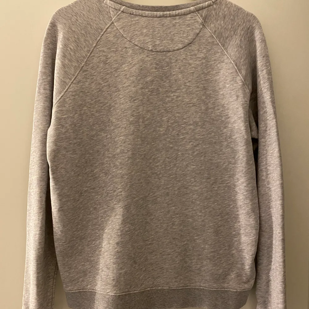 Gant sweatshirt passar både dam och herr.  Storlek L men passar M också ifall man vill ha den lite oversized. Passar bra nu till hösten. Inga hål eller fläckar på den, i bra skick.. Hoodies.