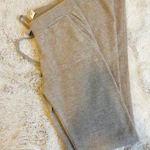 Soft Goat straight pants i storlek S (toast) - Soft Goat straight pants i storlek S i färgen ”toast”. Skickade i 100% kashmir. Som syns på andra bilden har de gått sönder där lappen sitter. De är även ganska noppriga på insidan ”mellan låren”. Säljs därför billigt trots nypris på 2 295 kr 🤍