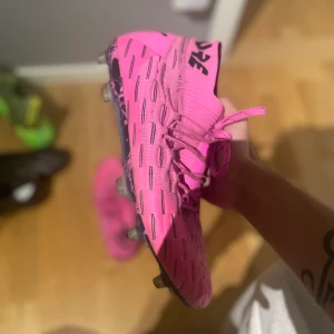 Fotbollsskor (puma) - Bra fotbollsskor för ett bra pris och ett bra skick. 