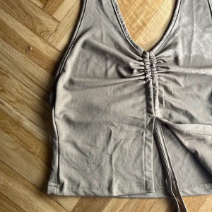 Topp S/M - Beige/brun topp som sitter runt nacken och med snörning framtill. Supersöt på! Storlek S/M. Du står för frakten eller så möts vi upp 💕