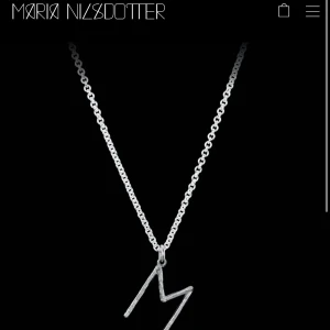 Maria nilssdotter  - Intresskoll på det här halsbandet i bokstaven ”E” Säljer ändats vid bra bud, nyskick använd få gånger❤️🥰🥰