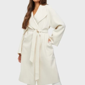 Bianca x nelly kappa  - Kräm vit kappa från Bianca X Nelly som jag fick i julklapp men aldrig använt. Prislapp kvar. Köpt för 1300kr. Många intresserade så budet ligger nu mera på 500kr❤️