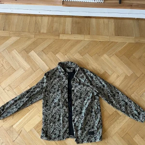 Acne tunn jacka mönstrad - Acnejacka från typ 2016, knappt använd och o väldigt gott skick. 