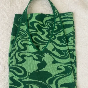 Helt ny klänning från pull&bear - Klänning med halterneck från pull&bear. Grön med snyggt mönster. Aldrig använd! Strlk XS. 