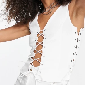 I Saw It First - Vit korsett-topp med snörning  - Aldrig använts. Det var försent art skicka tillbaka den, så måste sälja den istället. Ordinarie pris 399kr men säljer den för 150kr med frakt.