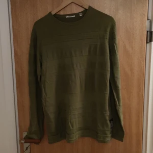 Cheap Monday Grön sweatshirt s - Grön Cheap Monday sweatshirt Lappen i ryggen är avklippt annars så är tröjan o bra skick