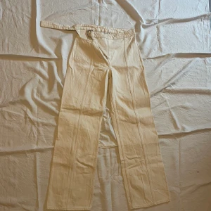 Weekday jeans - helt splitternya oanvända weekday jeans. köpte för ett tag sedan men har aldrig använt dom då jag inte tycker de passar mej. nypris 400kr, säljer för 100kr  100kr + frakt 💓