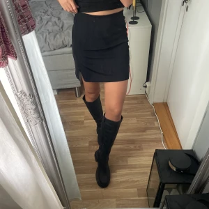 Kjol - Svart ribbad kjol med slits vid benet. Aldrig använd endast testad 🖤