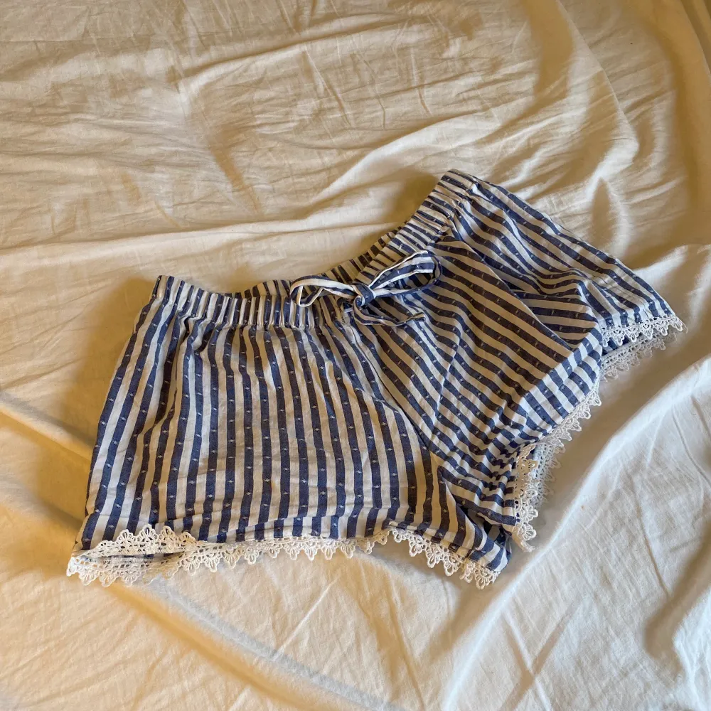 Super söta blå randiga pyjamasshorts som endast används 1 gång.. Shorts.