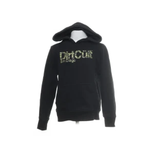 Dirtcult hoodie - Dirtcult hoodie i herrstorlek S.  Helt oanvänd då den inte passade mig, köptes i juni i år men har ej kommit till användning  Köpt för 699kr men säljer för 500kr, pris går att diskutera   OBS Lånade bilder, mer bilder går att lösa 